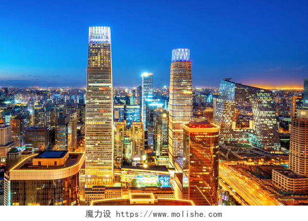 在傍晚灯火通明的城市金融区的高层建筑和高耸的高楼，北京的夜景.